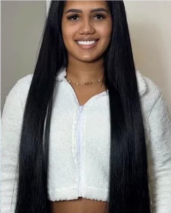 Depois: cabelo preto e liso bem mais longo, com extensões HERA